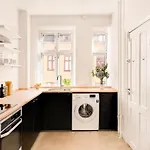 2- Cosy 1 Bdr In The Center Of